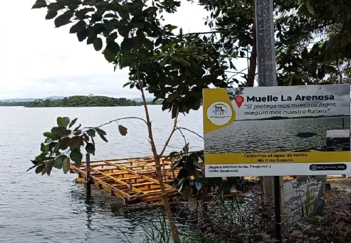 Al pontón flotante existente le faltan todos los tablones de madera y otros más de la rampa de acceso, por lo cual es riesgoso utilizarlo, Foto. Eric Montenegro