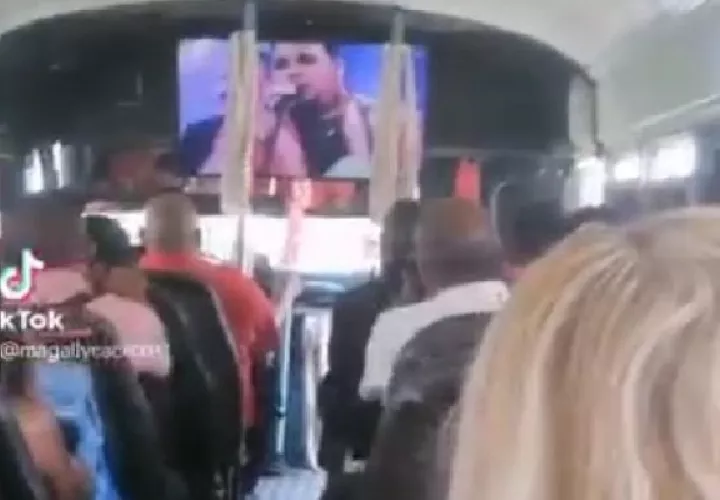 En el video, de 2 minutos 48 segundos, se escucha la voz de una pasajera, quien reiteradamente solicita al conductor bajar el volumen de la música reproducida por los parlantes del autobús desde una pantalla de televisión.