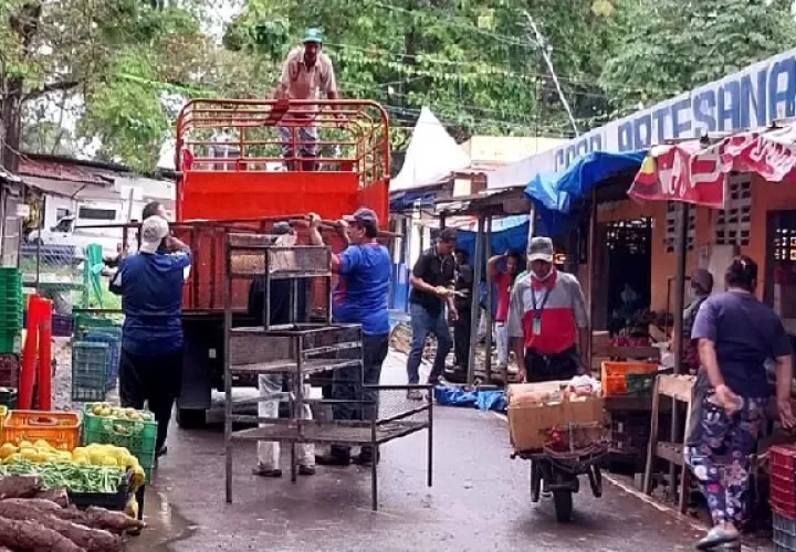 A inicio de noviembre las autoridades municipales y vendedores minoristas acordaron la forma como serían asignados los espacios en el antiguo mercado. Foto. Eric Montenegro