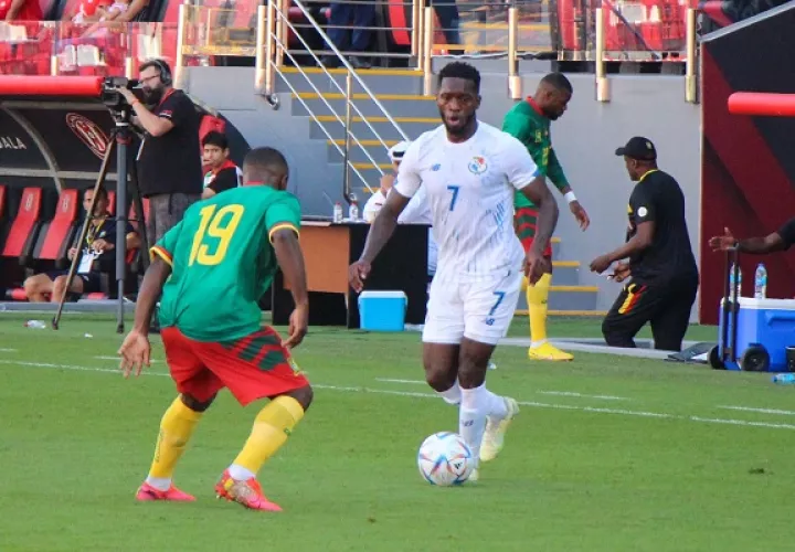 José Luis 'Puma' Rodríguez de panamá es acechado por Collins Fai de Camerún (19). Foto: Fepafut