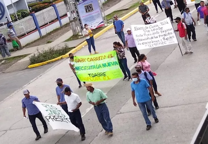 Los manifestantes  recorrieron las principales calles de Penonomé. Foto: Coclé Tráfico