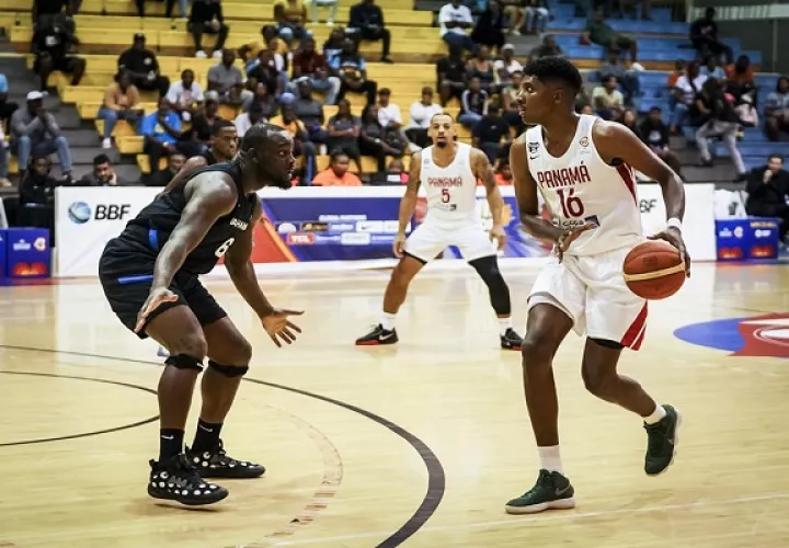 Eric Romero (der.) jugador de Panamá em el juego ante Bahamas. Foto: Fepaba