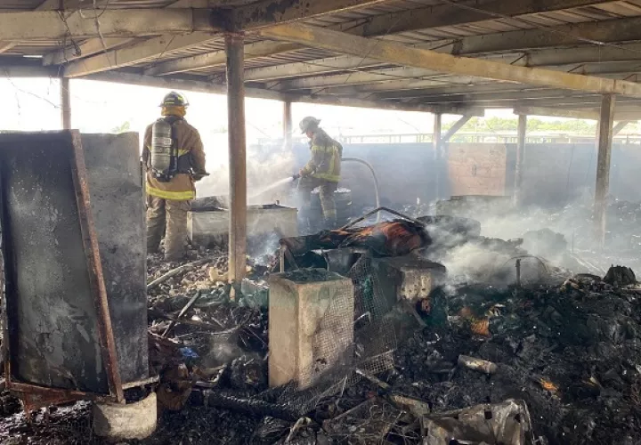 Vistas de la azotea en la que se originó el incendio de Los Libertadores. Foto: Bomberos