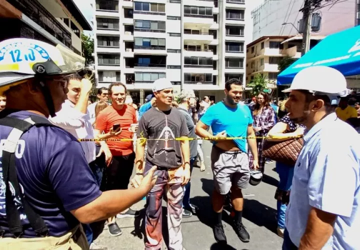 El PH Urbana se mantiene cerrado en su totalidad, mientras que los edificios aledaños que sufrieron daños en ventanas, están en un proceso de limpieza. Foto: Víctor Arosemena