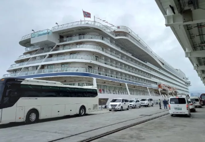 La logística para recibir a los visitantes se realiza en forma directa en el muelle. Todavía el edificio de la terminal, de 10,800 metros cuadrados no está operativo.  Foto: Francisco Paz