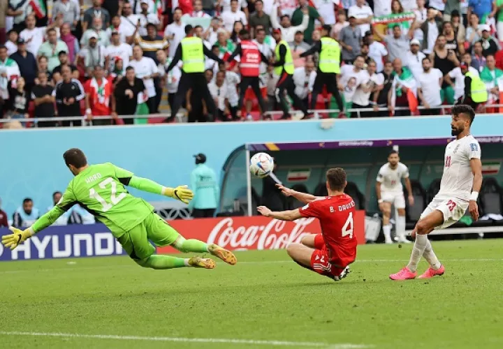 Ramin Rezaeian  anota el segundo gol de Irán. Foto: EFE