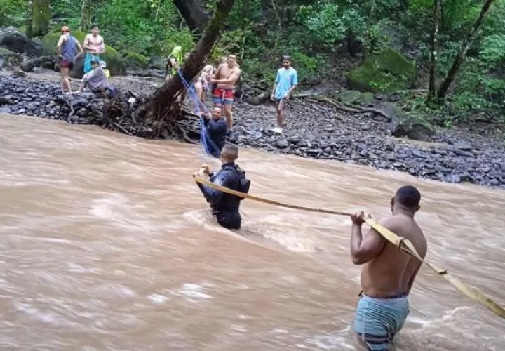 Los organismos de seguridad y socorro le reiteran a la población no acudir ni cruzar ríos y quebradas durante la temporada lluviosa. Foto. Proteger y Servir