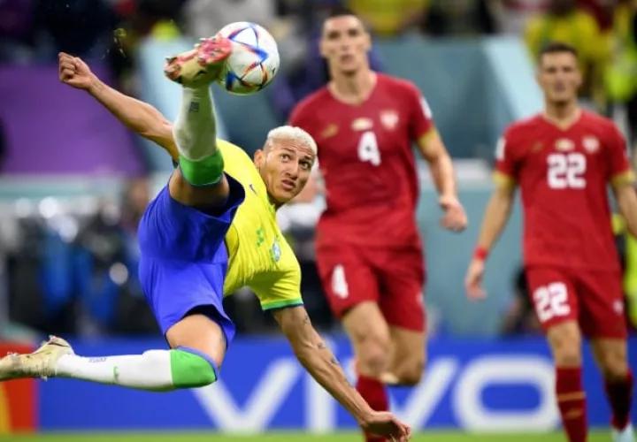 Richarlison anotó de chilena el segundo gol brasileño. Foto:EFE