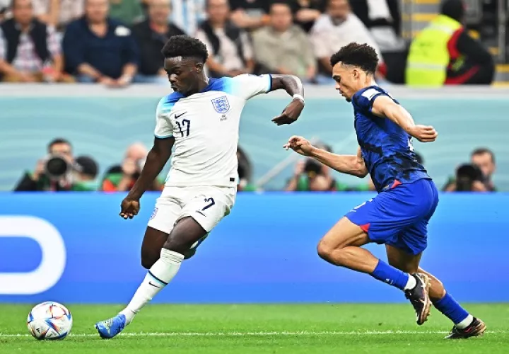 Bukayo Saka  de Inglaterra es acechado por  Antonee Robinson de Estados Unidos. Foto:EFE