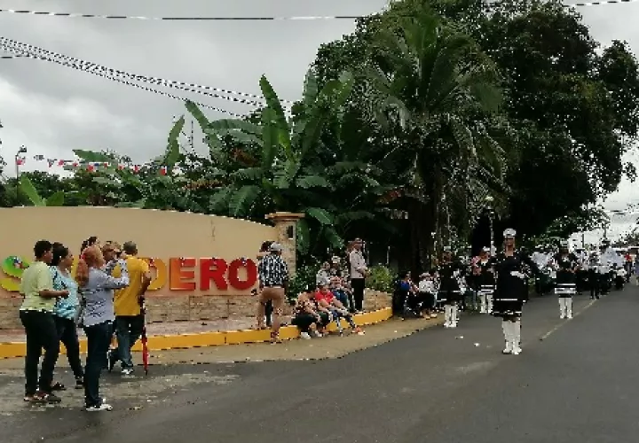 Tras los actos protocolares, en el que participaron las autoridades locales, inició el desfile bajo una pertinaz lluvia, que no detuvo a las delegaciones invitadas. Foto. Thays Domínguez