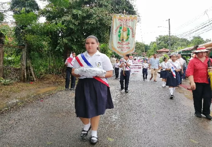 En esta importante fecha se distinguió a personalidades del pueblo, en el ámbito cultural y profesional. Foto. Thays Domínguez