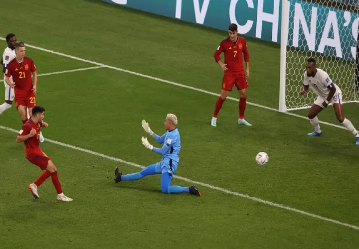 Carlos Soler anota el sexto gol de España ante la salida de Keylor Navas. Foto: EFE