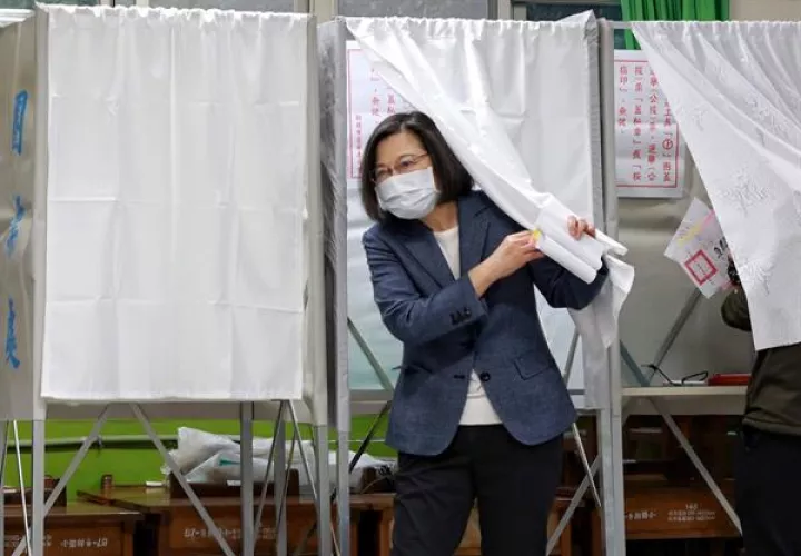 La presidenta taiwanesa, Tsai Ing-wen (c), tras votar en las elecciones locales de este sábado. EFE