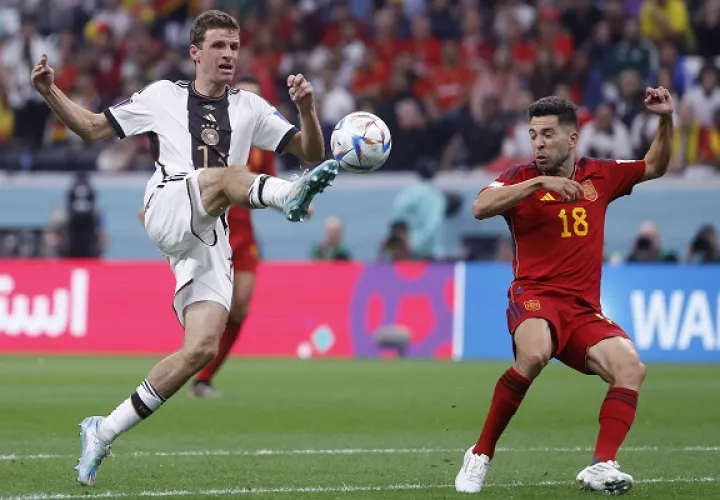 Thomas Muller de Alemania (izq.) controla el balón ante la marca de Jorde Alba de España. Foto:EFE