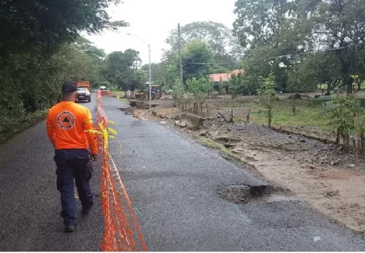Personal de Respuesta del Sistema Nacional de Protección Civil (Sinaproc) realizó la evaluación de daños ante el colapso de la vía que conduce al sector de Tonosí, a causa de las fuertes lluvias. Foto. Sinaproc