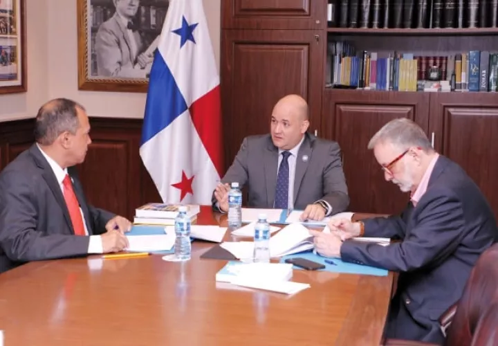 Los tres magistrados del TE encargados de supervisar y organizar las elecciones generales.