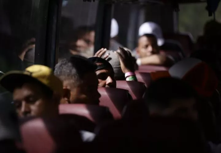 Migrantes venezolano esperan en un autobús dirección aeropuerto internacional de Tocumen