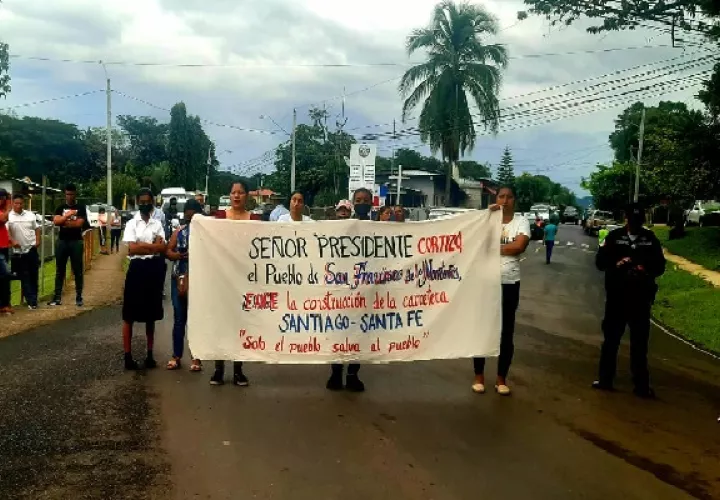 En el cierre también participaron educadores de varias escuelas, residentes de varias comunidades que se ven afectados por el mal estado de la vía y usuarios del transporte público de pasajeros. Foto. Melquiades Vásquez