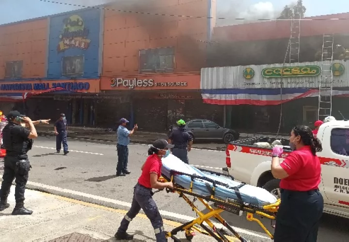 Algunas unidades del benemérito cuerpo de bomberos también se vieron afectadas por el humo que emanaba de uno de los depósitos de los locales comerciales afectados por el fuego. Foto. Melquíades Vásquez