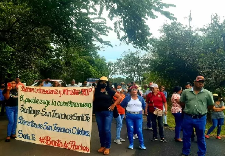Los moradores tienen más de 30 años esperando que reparen la carretera. Foto. Melquiades Vásquez