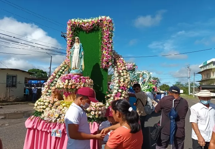  Las imágenes de la virgen muy bien adornadas representan no solo a las instituciones públicas, sino también a comercios, barriadas. Foto. Melquíades Vásquez