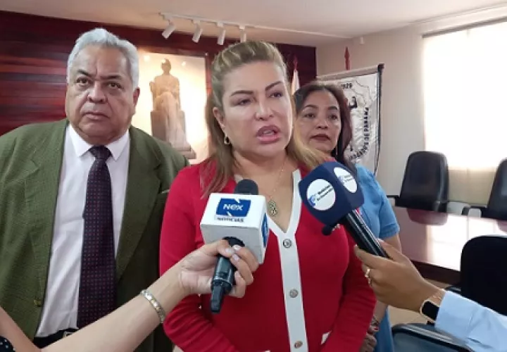 Alma Cortés (rojo), exministra de Trabajo. Víctor Arosemena.