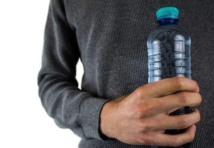 El agua facilita muchas de las actividades digestivas. Foto: Pixabay