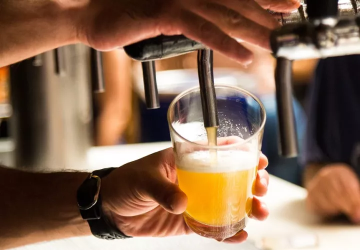 Un alto consumo de alcohol puede afectar la salud del corazón. Pixabay