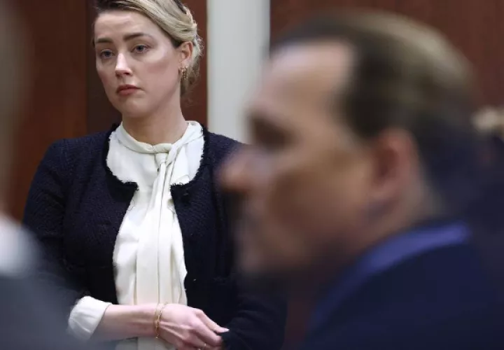 Amber Heard y Johnny Depp en el juicio por difamación. Foto: Archivo / EFE