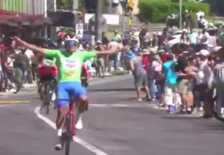 Archibold cruza la meta como ganador de la última etapa del giro tico. Foto:Fepaci.