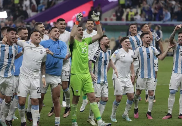 Messi (10) festeja con sus compañeros del equipo argentino. Foto: EFE
