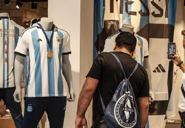 Aficionados argentinos miran la camiseta con 3 estrellas. Foto:EFE