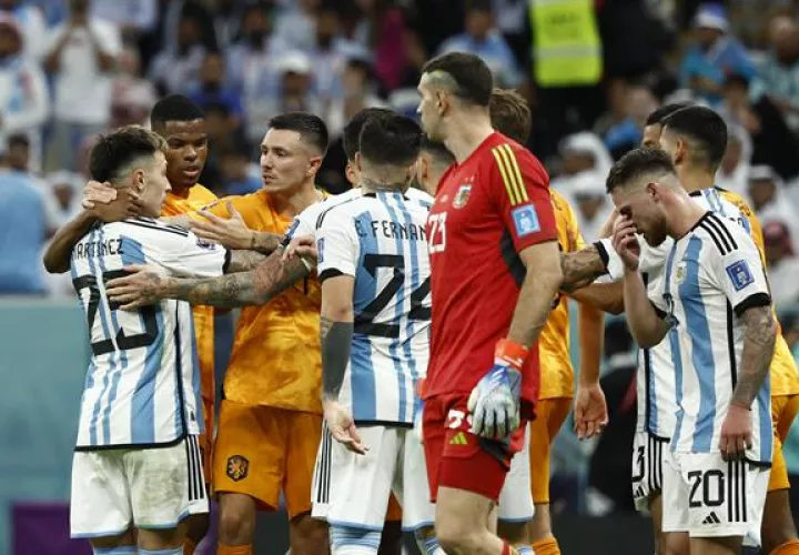 Jugadores de Países Bajos y Argentina en Lusail, Catar. EFE