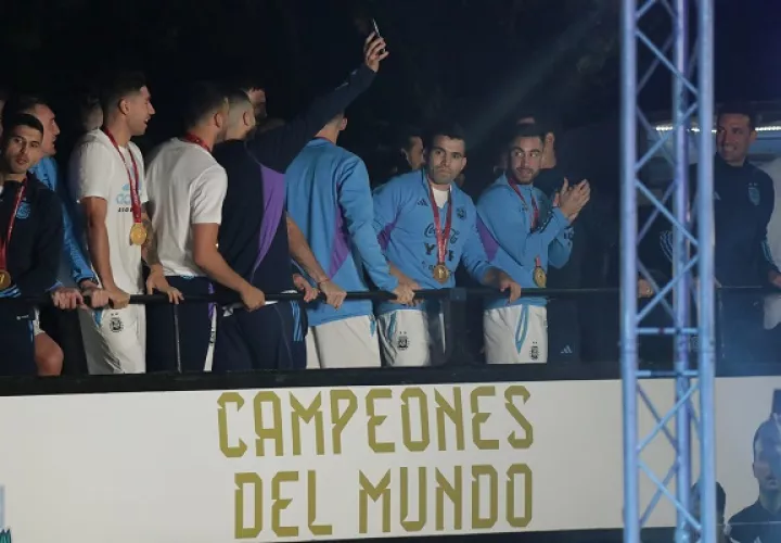Jugadores de la selección argentina celebran a su llegada al Aeropuerto Internacional de Ezeiza. Foto:EFE 