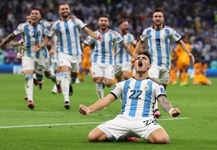 Lautaro Martínez festeja su gol de tiro penal que dio el triunfo a Argentina. Foto:EFE