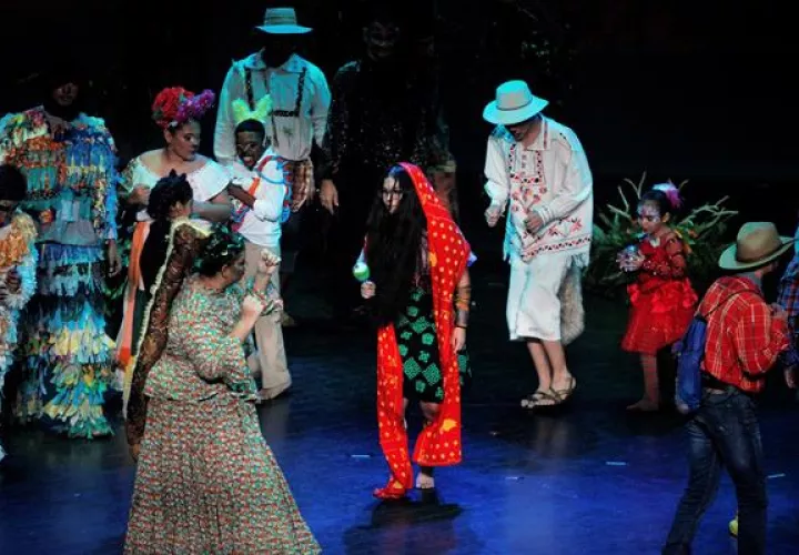 Artistas se presentan durante una gala cultural en Ciudad de Panamá. EFE