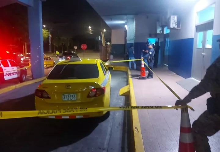 Al taxi se le colocó cinta amarillla, debido a que el cuerpo del occiso estaba en el interior del selectivo. Foto: Diomedes Sánchez 