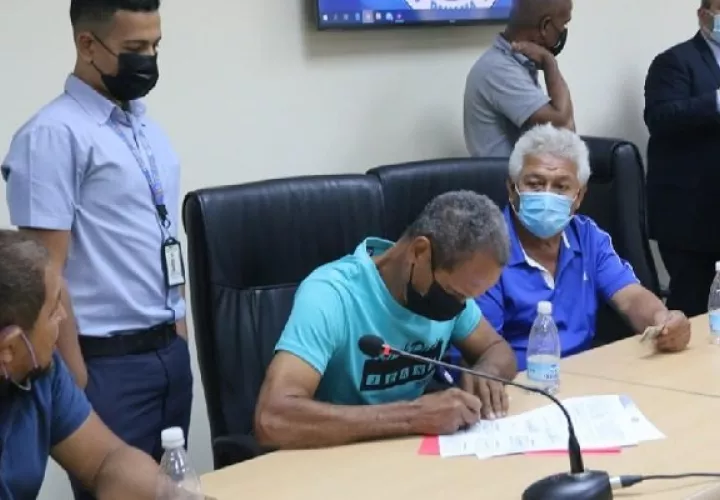 Autoridades logran la firma de la cancelación del certificado.
