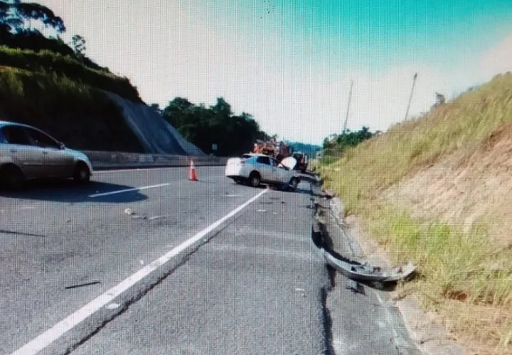 En este accidente se vio involucrado un vehículo, sedán, color gris. Foto: Diomedes Sánchez 