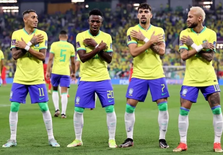 Jugadores de Brasil, bailan, festeja su goles. Foto:EFE