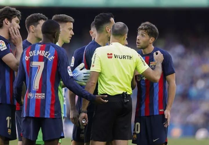 Los jugadores del Barcelona protestan la expulsión de su compañero Jordi Alba durante el partido de LaLiga Santander disputado ante el Espanyol. Foto: EFE