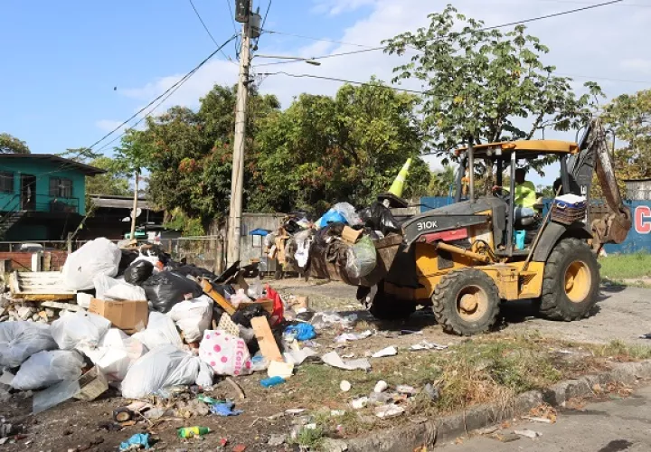 La Autoridad de Aseo, con otras entidades, intervino este miércoles, las calles de Río Abajo. Foto: Cortesía AAUD