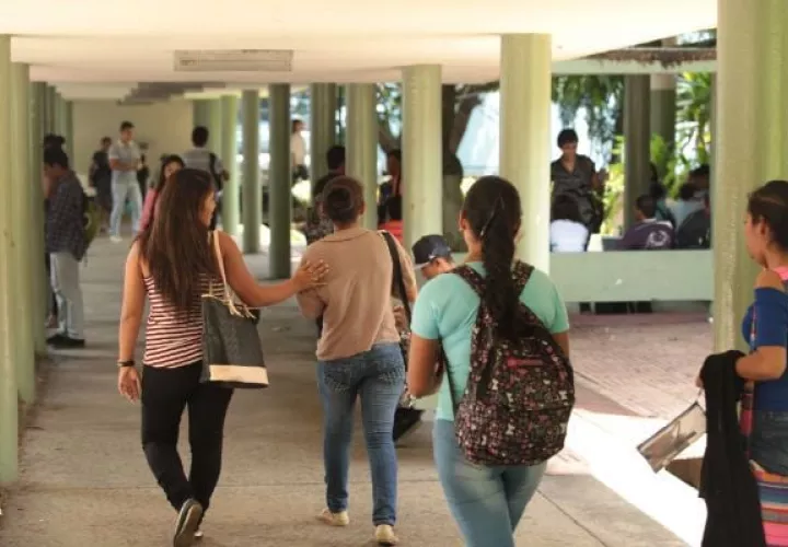 Más de 35,000 estudiantes universitarios becados. Foto: Cortesía