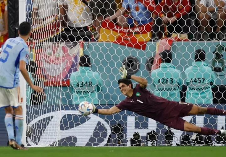 Yassine Bounou (Bono) de Marruecos detiene un penalti a Sergio Busquets de España. Foto:EFE