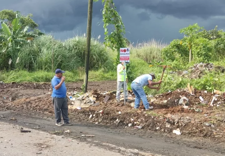 En Arraiján existen unos 20 puntos críticos, donde se deposita ilegalmente basura. Foto: Eric A. Montenegro