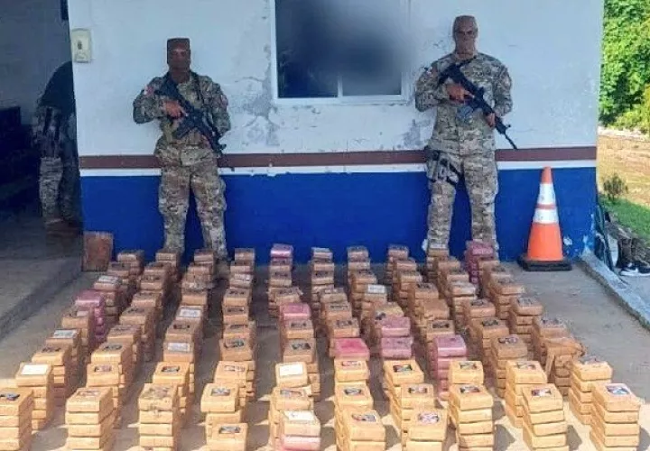 La droga fue trasladada a la base del Senan, allí funcionarios del Ministerio Público de la fiscalía de drogas llevaron a cabo el conteo y verificación. Foto. Mayra Madrid