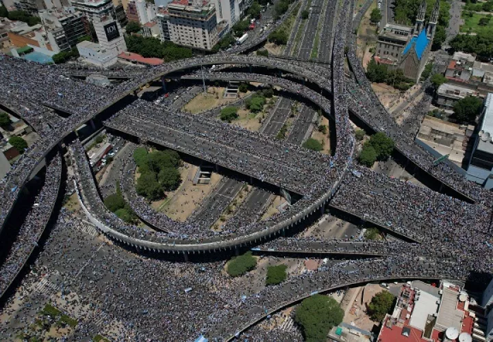  Hinchas celebrando la victoria de la selección argentina en el Mundial de Qatar 202, en la autopista 25 de mayo en su intersección con la Avenida 9 de Julio en de Buenos Aires. Foto:EFE
