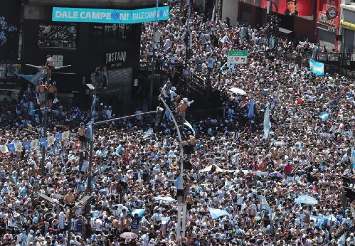  Hinchas de Argentina celebran  el título mundial en los alrededores del Obelisco en Buenos Aires. Foto:EFE