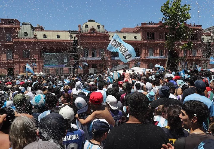 Aficionados de la selección argentina, afuera la Casa Rosada en Buenos Aires. Foto: EFE