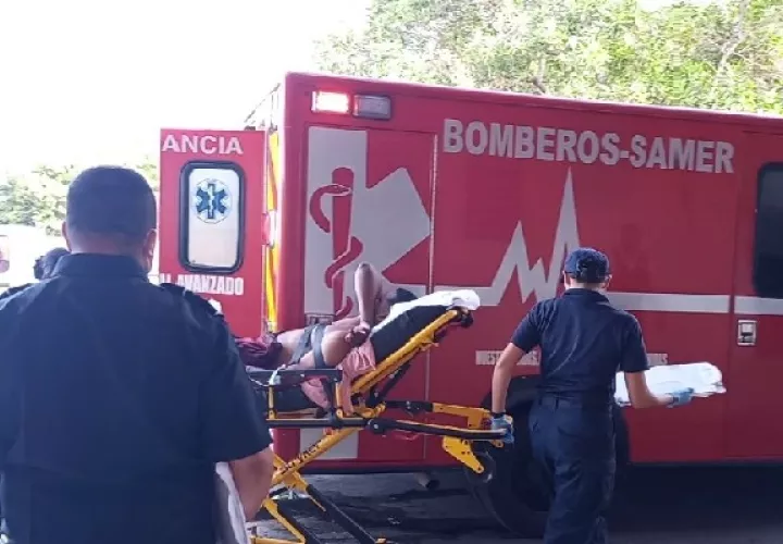 El herido fue recogido por una ambulancia del Cuerpo de Bomberos de Panamá regional de La Chorrera y llevado al hospital. Foto. Eric Montenegro
